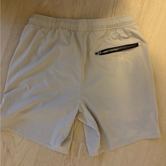 Vuori Men's Beige Athletic Shorts, size medium - Picture 4 of 4